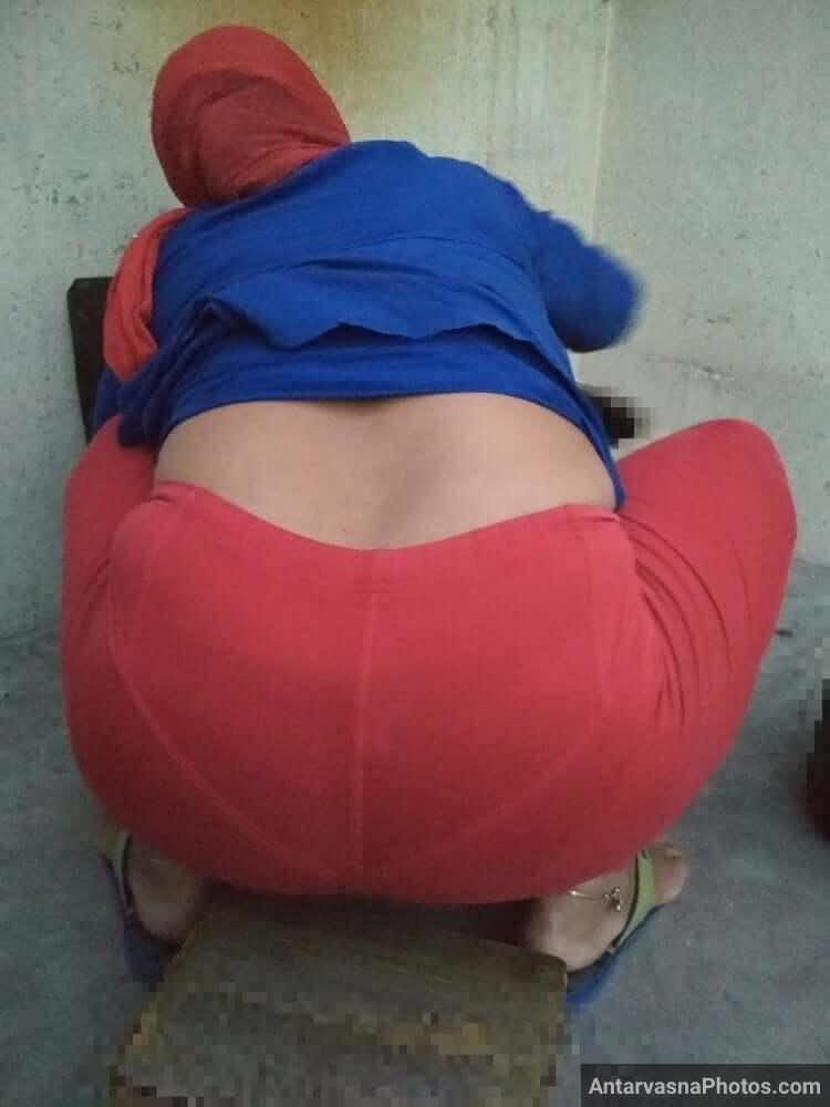 https://pub-5fcdf72a54cd4edbb03ec3edaa415a42.r2.dev/nakedleaks/108_captivating_images_of_a_desi_aunt's_plump_behind/81.jpg