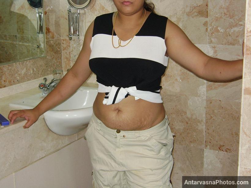 https://pub-5fcdf72a54cd4edbb03ec3edaa415a42.r2.dev/nakedleaks/10_revealing_pictures_of_wealthy_bhabhi's_ample_breasts_and_private_area/3.jpg