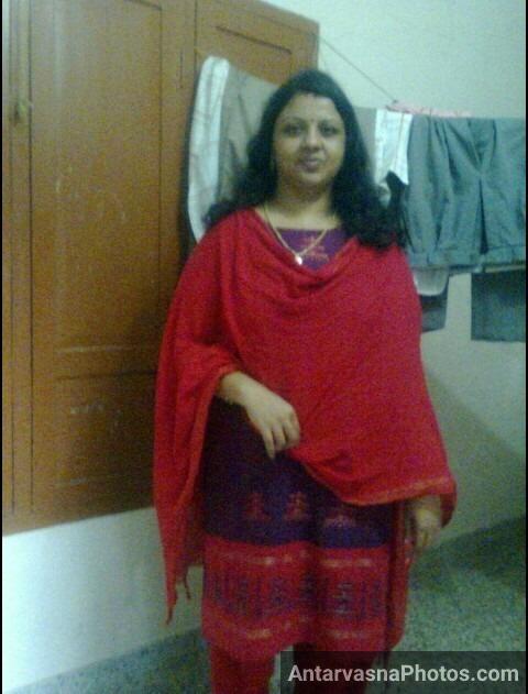 https://pub-5fcdf72a54cd4edbb03ec3edaa415a42.r2.dev/nakedleaks/12_revealing_photos_of_a_seductive_mallu_mother/2.jpg