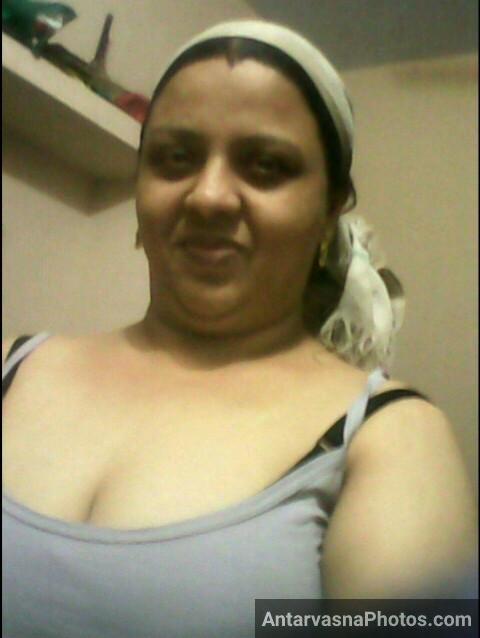 https://pub-5fcdf72a54cd4edbb03ec3edaa415a42.r2.dev/nakedleaks/12_revealing_photos_of_a_seductive_mallu_mother/3.jpg