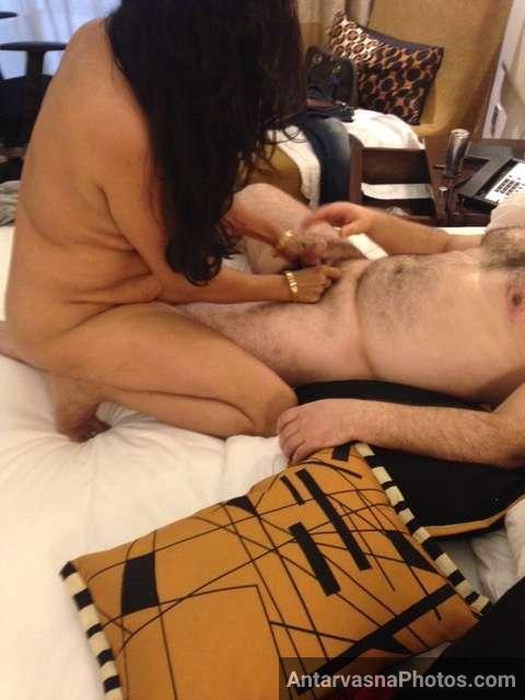 https://pub-5fcdf72a54cd4edbb03ec3edaa415a42.r2.dev/nakedleaks/17_sizzling_photos_of_indian_wife_in_a_cuckold_situation/10.jpg