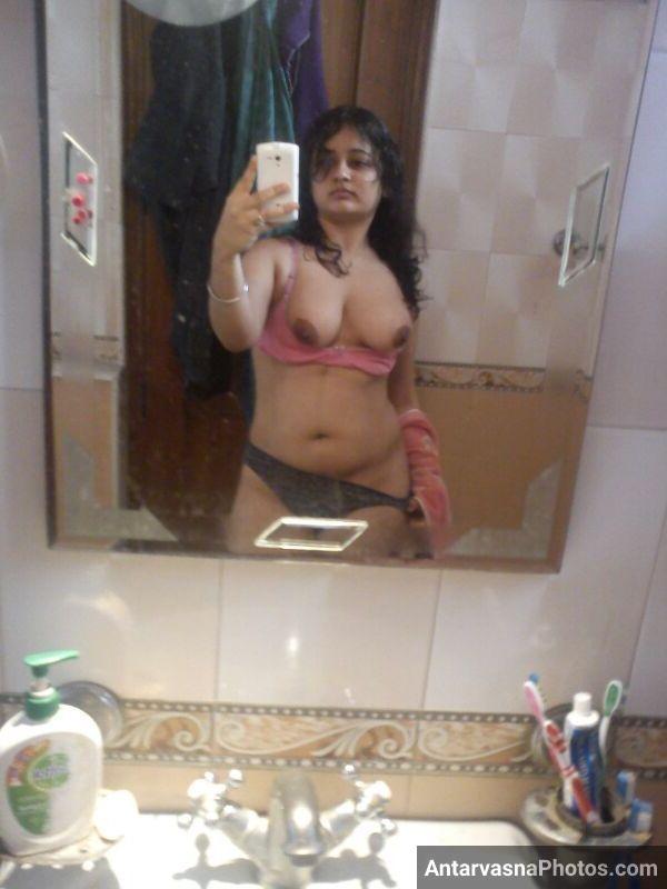 https://pub-5fcdf72a54cd4edbb03ec3edaa415a42.r2.dev/nakedleaks/19_provocative_nude_selfies_of_a_married_desi_bhabhi_in_the_bathroom/2.jpg
