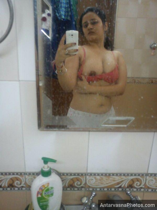 https://pub-5fcdf72a54cd4edbb03ec3edaa415a42.r2.dev/nakedleaks/19_provocative_nude_selfies_of_a_married_desi_bhabhi_in_the_bathroom/3.jpg