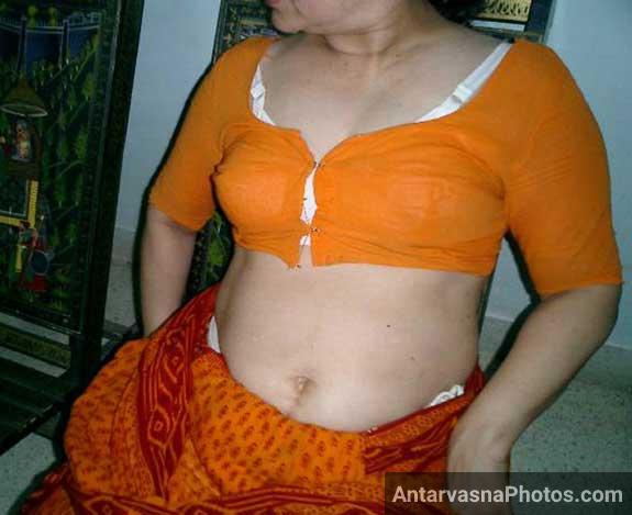 https://pub-5fcdf72a54cd4edbb03ec3edaa415a42.r2.dev/nakedleaks/25_seductive_indian_blouse_snapshots/2.jpg