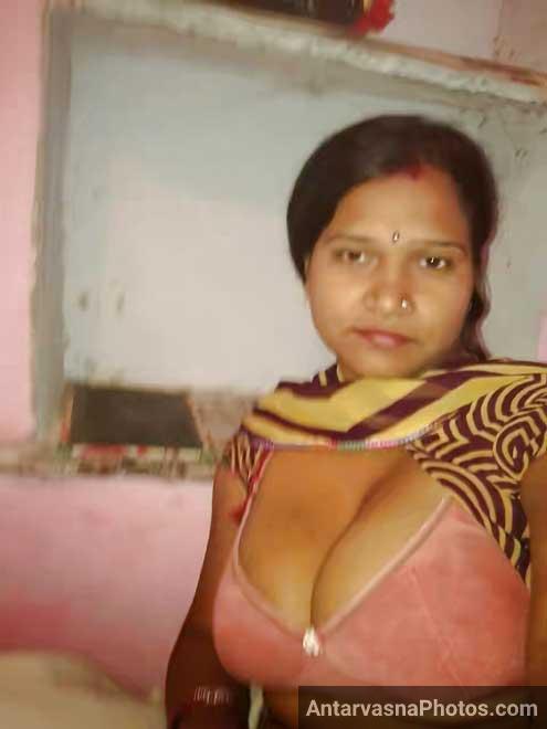 25 Sensual Pictures of Desi Married Women