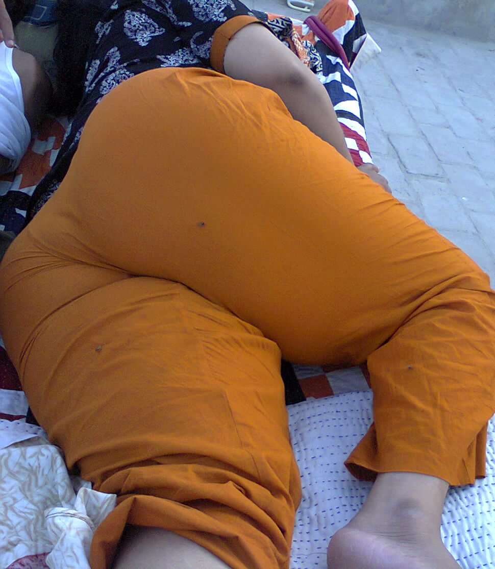 https://pub-5fcdf72a54cd4edbb03ec3edaa415a42.r2.dev/nakedleaks/28_sizzling_indian_photos_of_women_in_salwar/0.jpg