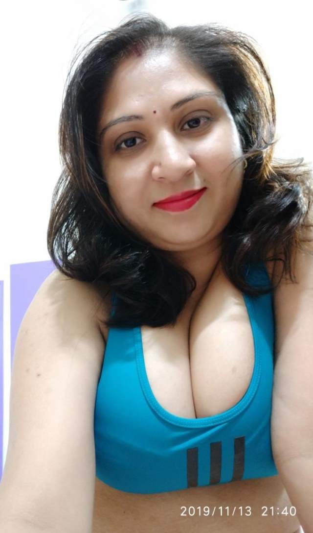 https://pub-5fcdf72a54cd4edbb03ec3edaa415a42.r2.dev/nakedleaks/30+_sensual_punjabi_married_woman_intimate_images/2.jpg