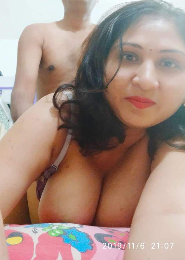 https://pub-5fcdf72a54cd4edbb03ec3edaa415a42.r2.dev/nakedleaks/30+_sensual_punjabi_married_woman_intimate_images/28.jpg
