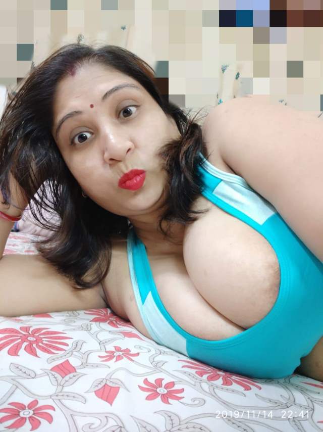 https://pub-5fcdf72a54cd4edbb03ec3edaa415a42.r2.dev/nakedleaks/30+_sensual_punjabi_married_woman_intimate_images/4.jpg