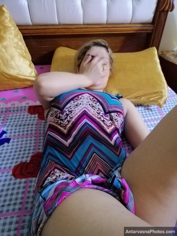https://pub-5fcdf72a54cd4edbb03ec3edaa415a42.r2.dev/nakedleaks/33_revealing_pictures_of_desi_wife_–_sensual_busty_curves/31.jpg