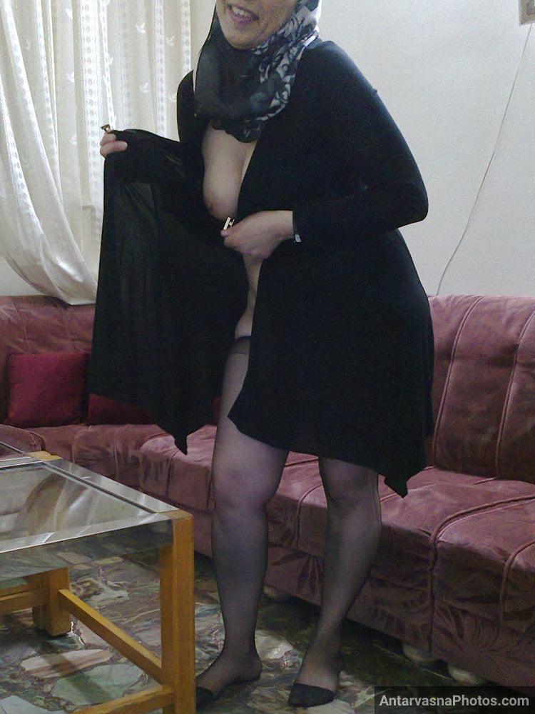 https://pub-5fcdf72a54cd4edbb03ec3edaa415a42.r2.dev/nakedleaks/42_desi_provocative_images_of_a_muslim_woman_from_lucknow/1.jpg