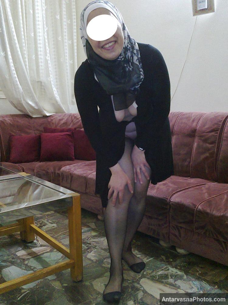https://pub-5fcdf72a54cd4edbb03ec3edaa415a42.r2.dev/nakedleaks/42_desi_provocative_images_of_a_muslim_woman_from_lucknow/2.jpg