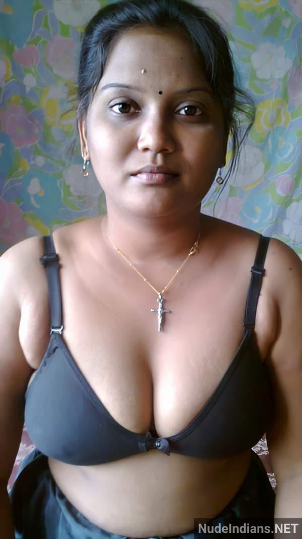 https://pub-5fcdf72a54cd4edbb03ec3edaa415a42.r2.dev/nakedleaks/50_revealing_images_of_indian_wives_and_mature_women_went_viral/32.jpg