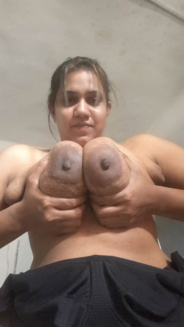 https://pub-5fcdf72a54cd4edbb03ec3edaa415a42.r2.dev/nakedleaks/50_stunning_photos_of_indian_aunties_with_large_breasts/17.jpg
