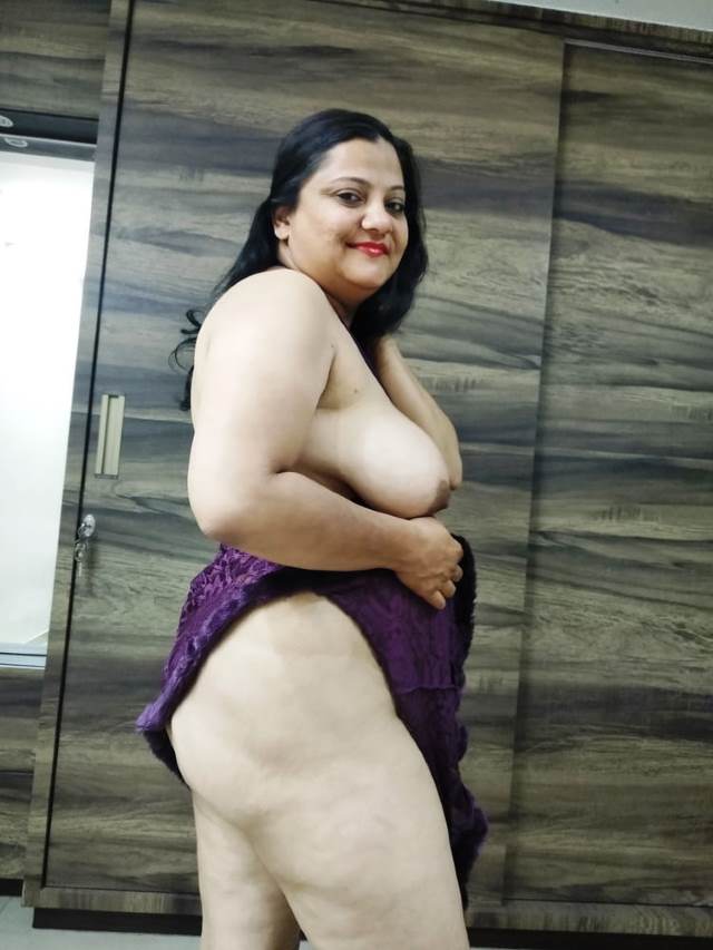 https://pub-5fcdf72a54cd4edbb03ec3edaa415a42.r2.dev/nakedleaks/50_stunning_photos_of_indian_aunties_with_large_breasts/25.jpg