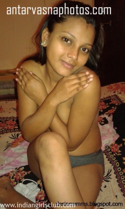 Adorable desi bhabhi showcasing attractive chest pictures
