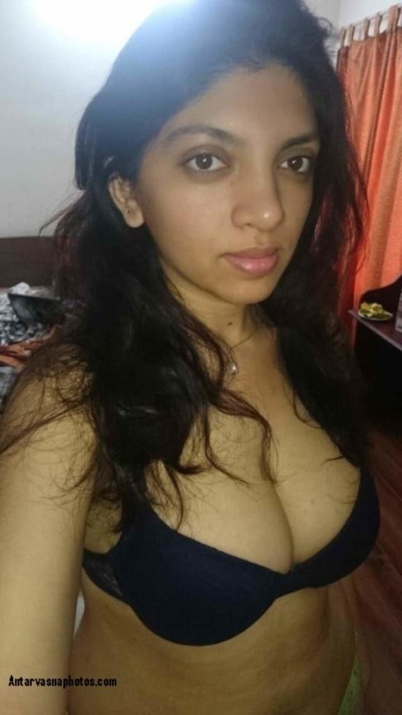 Adorable Indian Girlfriend Gets Intimate with Boyfriend