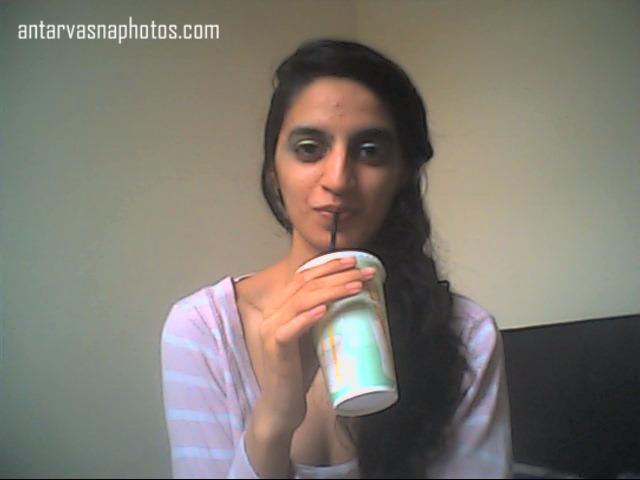 https://pub-5fcdf72a54cd4edbb03ec3edaa415a42.r2.dev/nakedleaks/adorable_nandni_engaging_in_chat_in_delhi/1.jpg
