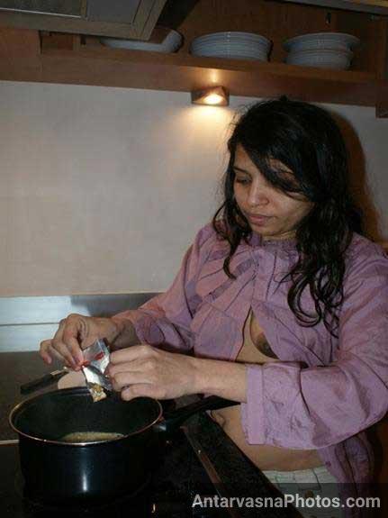 https://pub-5fcdf72a54cd4edbb03ec3edaa415a42.r2.dev/nakedleaks/adult_film_star_kavya's_kitchen_pornographic_images/0.jpg