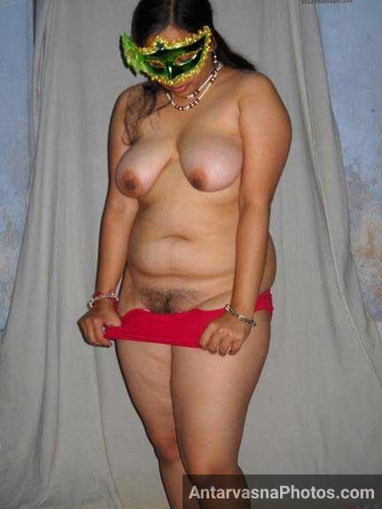 Amateur Velamma Bhabhi with Busty Assets