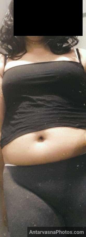 https://pub-5fcdf72a54cd4edbb03ec3edaa415a42.r2.dev/nakedleaks/appealing_images_of_mallu_reshma_bhabhi's_exposed_bosom/4.jpg