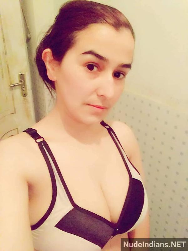 https://pub-5fcdf72a54cd4edbb03ec3edaa415a42.r2.dev/nakedleaks/arousing_agra_muslim_woman_seduces_lover_with_full_body_tease/7.jpg