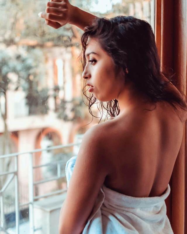 https://pub-5fcdf72a54cd4edbb03ec3edaa415a42.r2.dev/nakedleaks/arunima's_bollywood_sensual_photoshoot_exposed/6.jpg