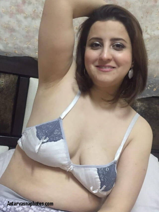 https://pub-5fcdf72a54cd4edbb03ec3edaa415a42.r2.dev/nakedleaks/attractive_aunt's_intimate_pictures/2.jpg