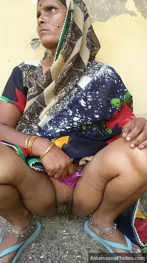 Attractive Bihari worker aunty's exposed private photos
