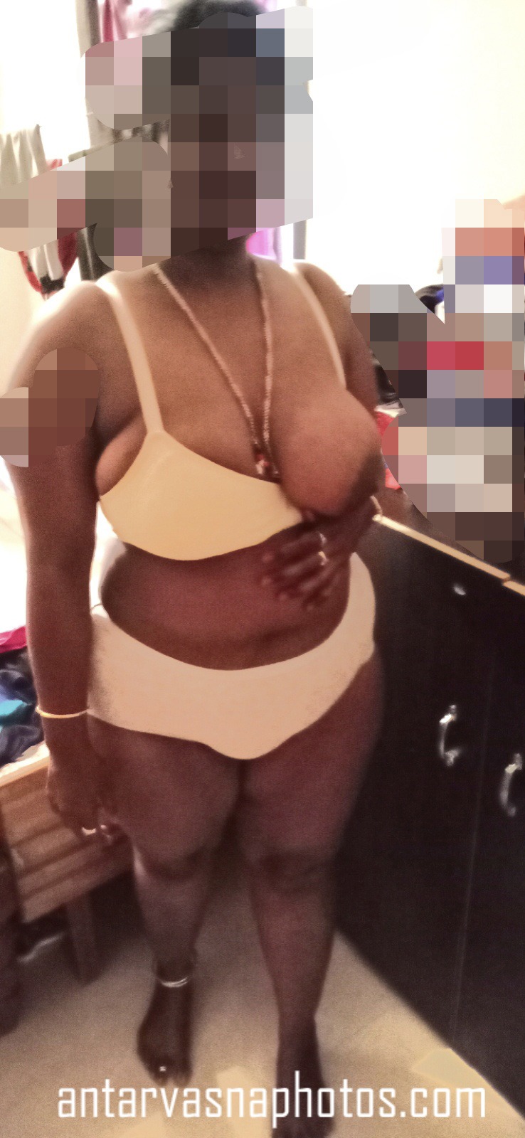 https://pub-5fcdf72a54cd4edbb03ec3edaa415a42.r2.dev/nakedleaks/attractive_images_of_indian_wife's_large_breasts/0.jpg