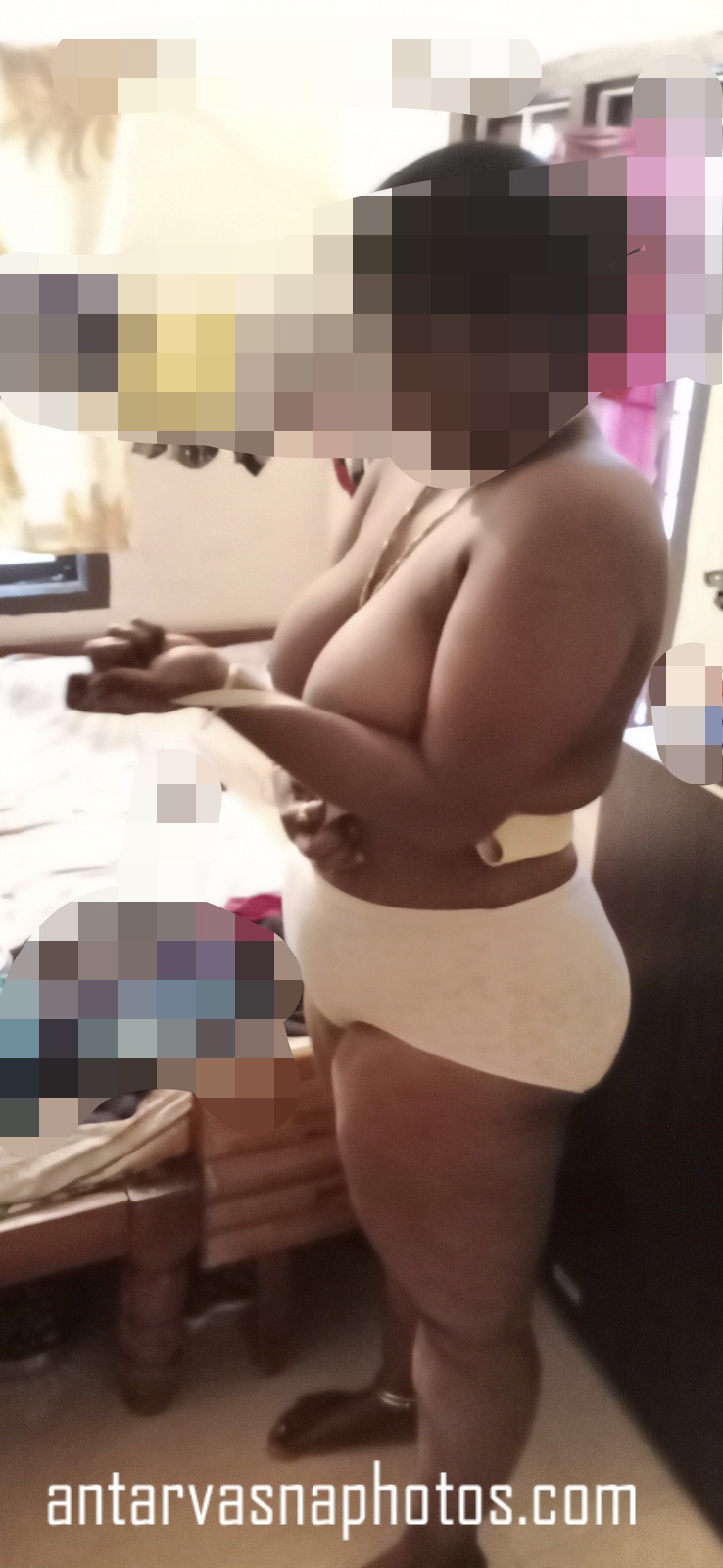 https://pub-5fcdf72a54cd4edbb03ec3edaa415a42.r2.dev/nakedleaks/attractive_images_of_indian_wife's_large_breasts/2.jpg