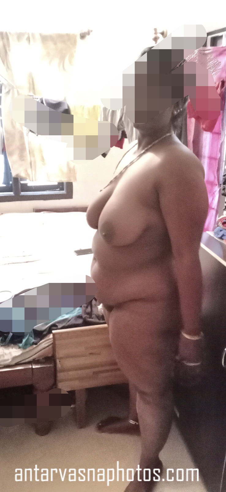 https://pub-5fcdf72a54cd4edbb03ec3edaa415a42.r2.dev/nakedleaks/attractive_images_of_indian_wife's_large_breasts/4.jpg