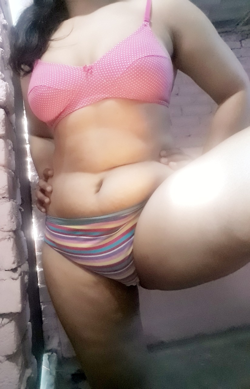 https://pub-5fcdf72a54cd4edbb03ec3edaa415a42.r2.dev/nakedleaks/attractive_madhuri's_revealing_photos/0.jpg