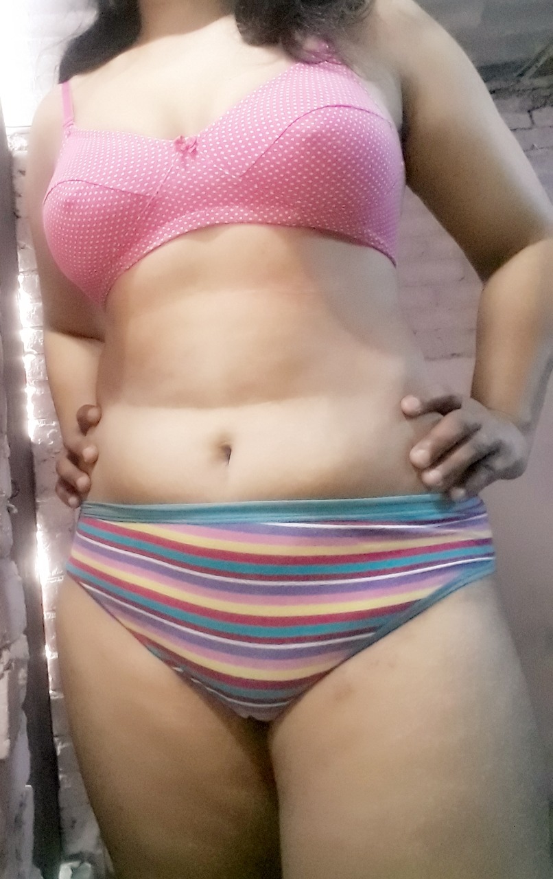 https://pub-5fcdf72a54cd4edbb03ec3edaa415a42.r2.dev/nakedleaks/attractive_madhuri's_revealing_photos/1.jpg
