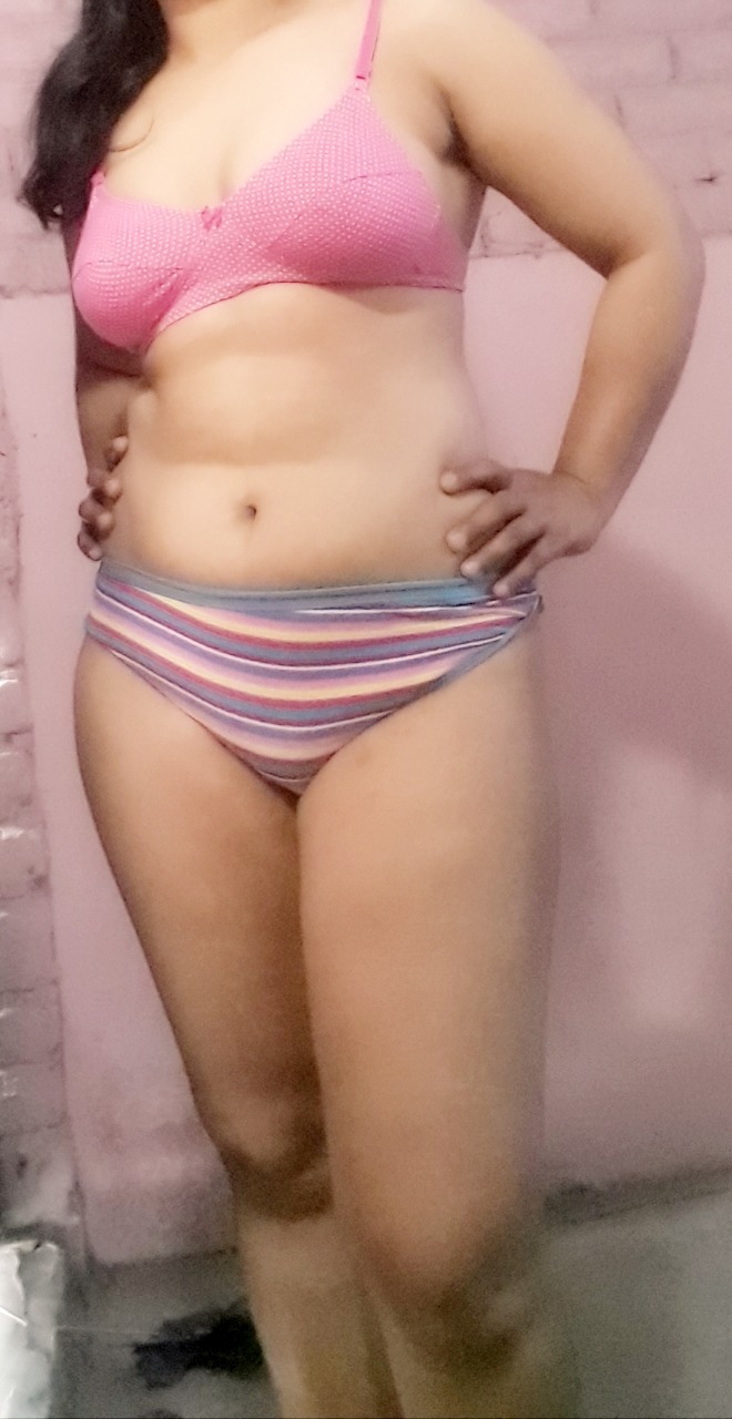 https://pub-5fcdf72a54cd4edbb03ec3edaa415a42.r2.dev/nakedleaks/attractive_madhuri's_revealing_photos/2.jpg