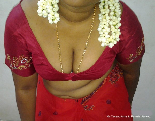 https://pub-5fcdf72a54cd4edbb03ec3edaa415a42.r2.dev/nakedleaks/attractive_mallu_aunt_showcasing_her_large_breasts/1.jpg