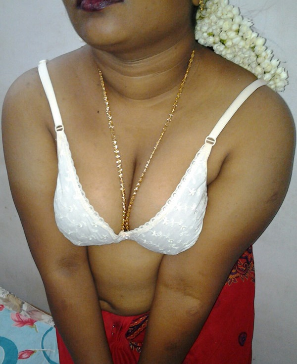 https://pub-5fcdf72a54cd4edbb03ec3edaa415a42.r2.dev/nakedleaks/attractive_mallu_aunt_showcasing_her_large_breasts/2.jpg