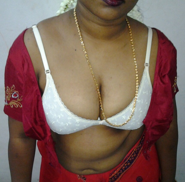 https://pub-5fcdf72a54cd4edbb03ec3edaa415a42.r2.dev/nakedleaks/attractive_mallu_aunt_showcasing_her_large_breasts/3.jpg