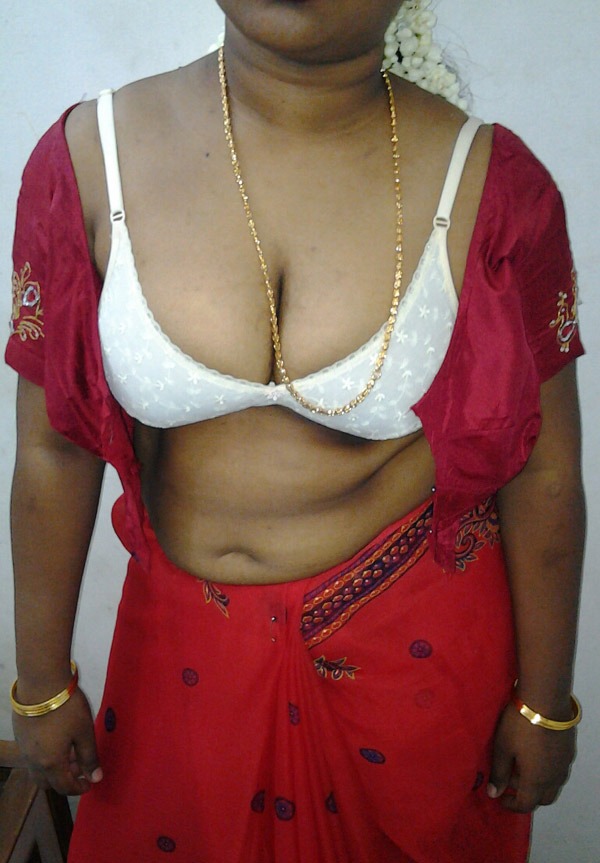 https://pub-5fcdf72a54cd4edbb03ec3edaa415a42.r2.dev/nakedleaks/attractive_mallu_aunt_showcasing_her_large_breasts/4.jpg