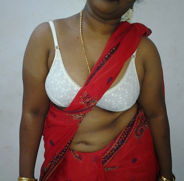 Attractive mallu aunt showcasing her large breasts