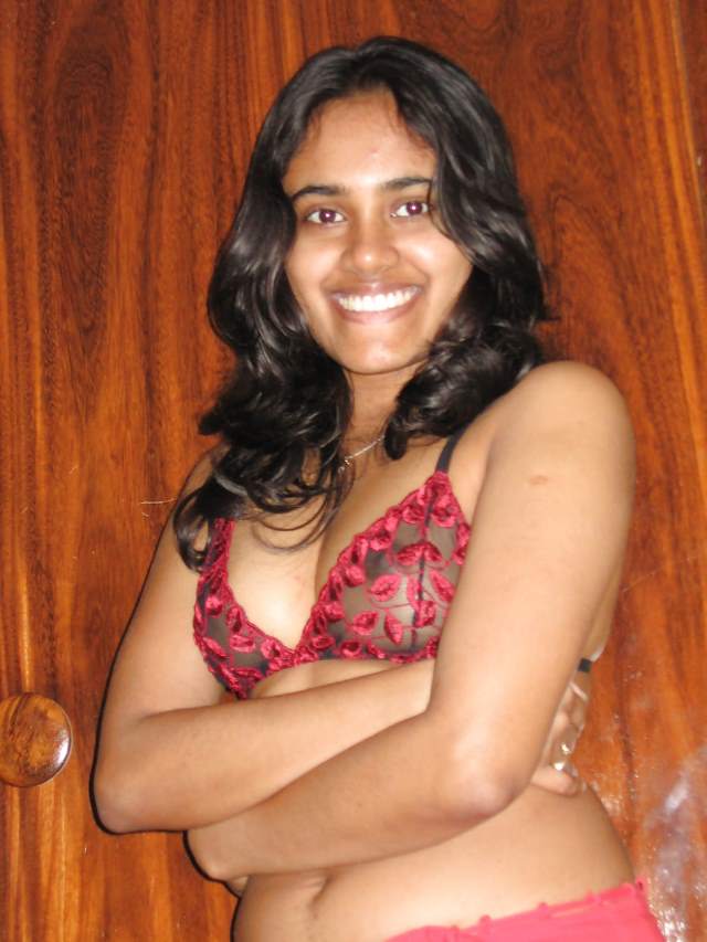 https://pub-5fcdf72a54cd4edbb03ec3edaa415a42.r2.dev/nakedleaks/attractive_oriya_woman's_nude_hotel_images/0.jpg