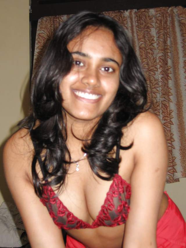 https://pub-5fcdf72a54cd4edbb03ec3edaa415a42.r2.dev/nakedleaks/attractive_oriya_woman's_nude_hotel_images/2.jpg