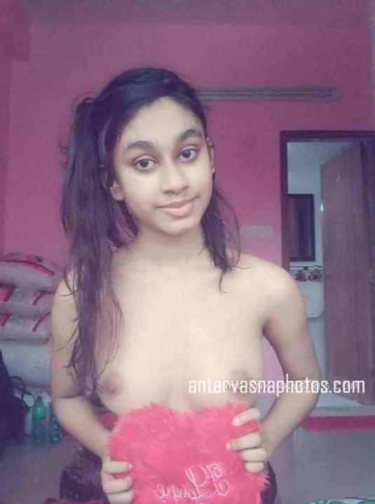 https://pub-5fcdf72a54cd4edbb03ec3edaa415a42.r2.dev/nakedleaks/attractive_photos_of_indian_schoolgirl's_breasts/3.jpg