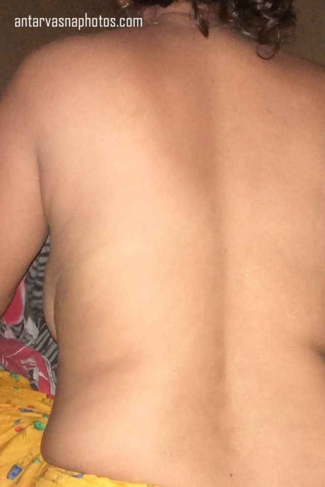 https://pub-5fcdf72a54cd4edbb03ec3edaa415a42.r2.dev/nakedleaks/attractive_spouse's_traditional_behind_photos/0.jpg