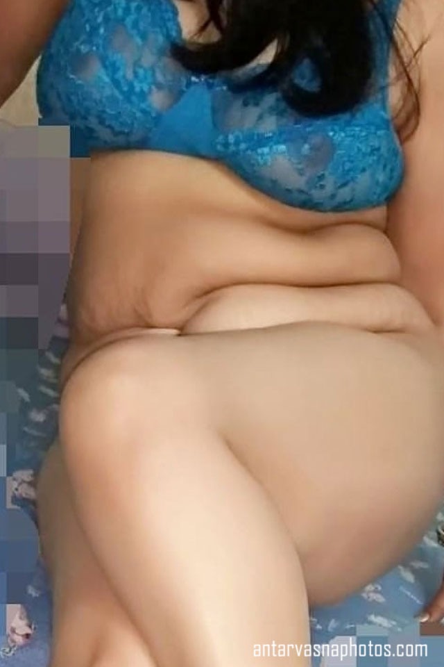 https://pub-5fcdf72a54cd4edbb03ec3edaa415a42.r2.dev/nakedleaks/attractive_spouse's_traditional_behind_photos/3.jpg