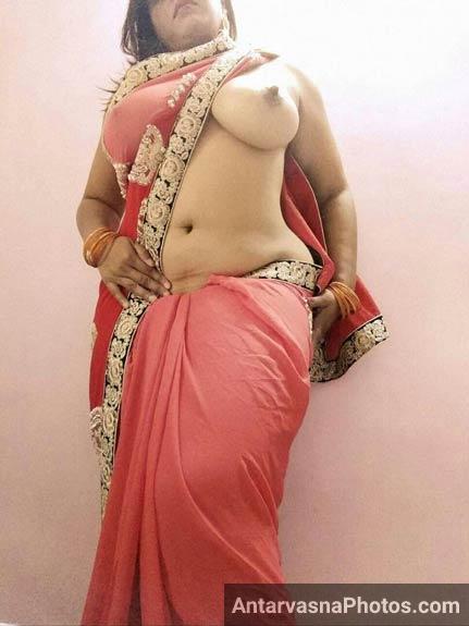 https://pub-5fcdf72a54cd4edbb03ec3edaa415a42.r2.dev/nakedleaks/aunty_flaunting_her_assets_in_a_saree/0.jpg