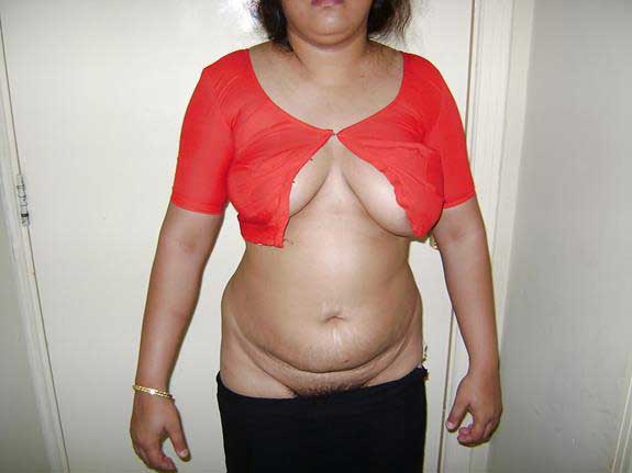 https://pub-5fcdf72a54cd4edbb03ec3edaa415a42.r2.dev/nakedleaks/aunty_with_generous_curves_and_bushy_hair_down_there/0.jpg