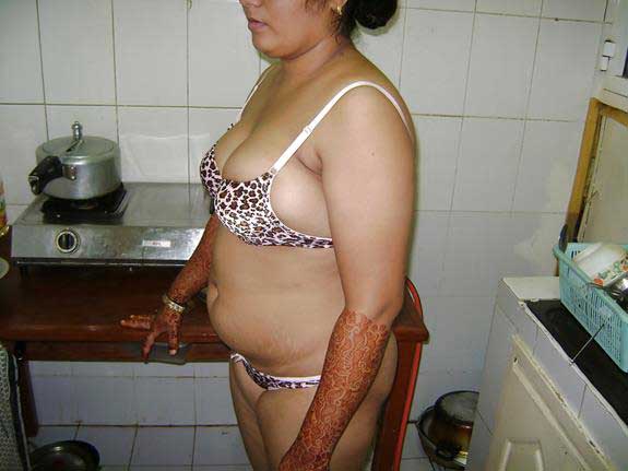 https://pub-5fcdf72a54cd4edbb03ec3edaa415a42.r2.dev/nakedleaks/aunty_with_generous_curves_and_bushy_hair_down_there/3.jpg