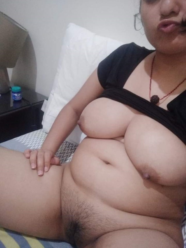 https://pub-5fcdf72a54cd4edbb03ec3edaa415a42.r2.dev/nakedleaks/beautiful_photos_of_muskaan's_busty_figure_&_indian_sensuality/21.jpg