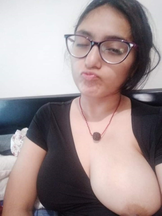 https://pub-5fcdf72a54cd4edbb03ec3edaa415a42.r2.dev/nakedleaks/beautiful_photos_of_muskaan's_busty_figure_&_indian_sensuality/8.jpg